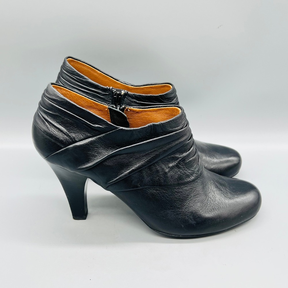 Sofft Boots Womens 9.5 Black Leather Ankle Ruched Pleated Side Zip Booties Shoes